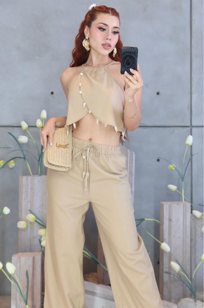 SET BLUSA HALTER CON DETALLES Y MAXIPANTALON