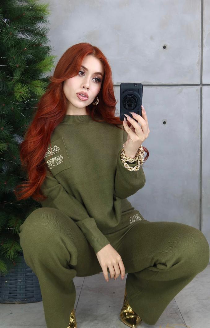 Set Sweter Cuello Mao Detalles Bordados & Maxipantalon Tejido