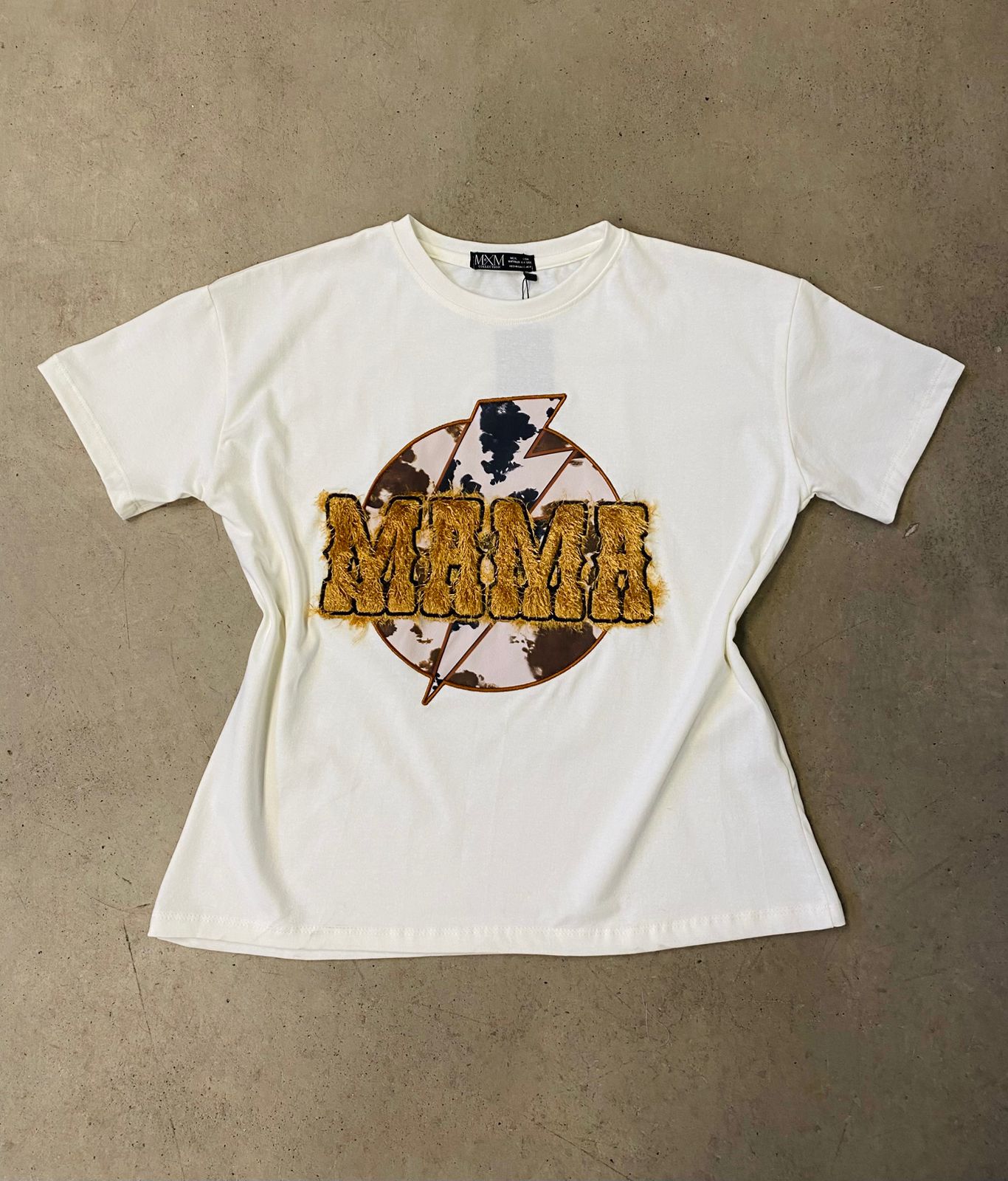 01MY25 T SHIRT #351 MAMÁ BOHO CHIC 👢🌾💫🤎APLIC BORDADA COTTON