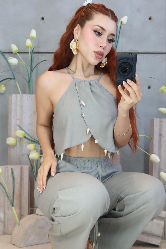 SET BLUSA HALTER CON DETALLES Y MAXIPANTALON