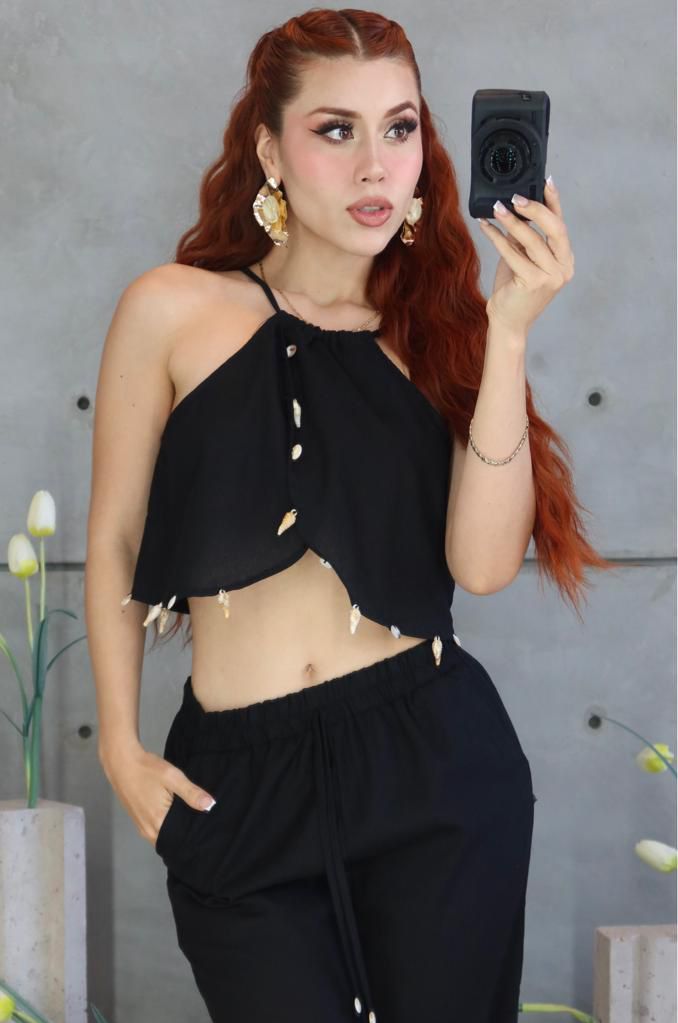 SET BLUSA HALTER CON DETALLES Y MAXIPANTALON