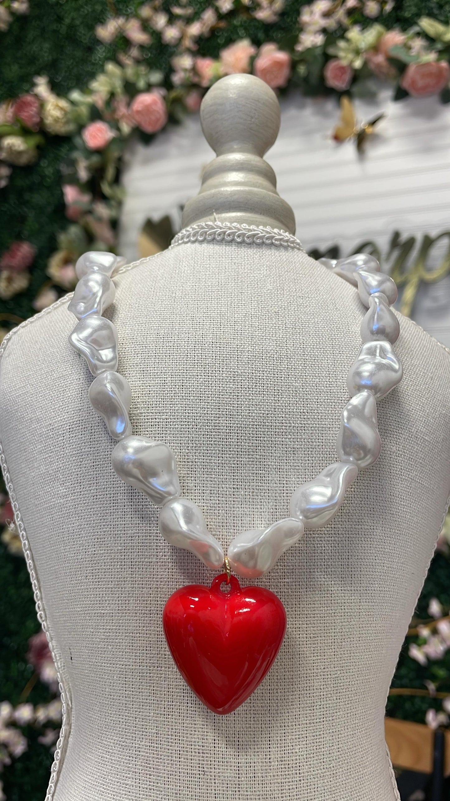 COLLAR BLANCO CON CORAZON ENERO