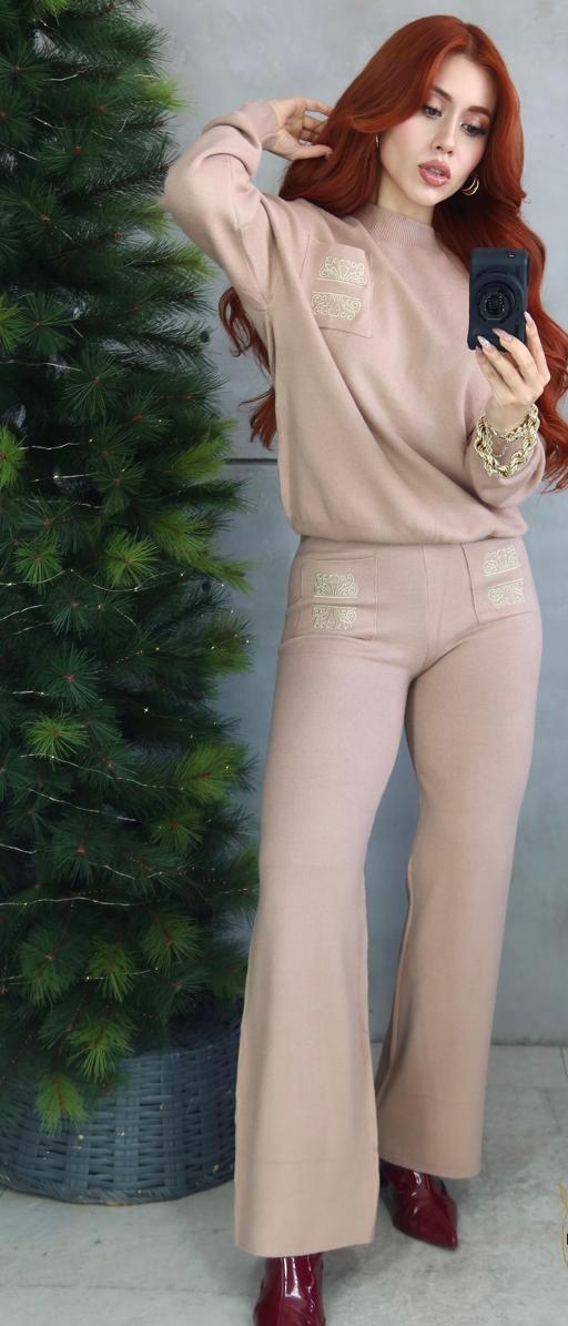 Set Sweter Cuello Mao Detalles Bordados & Maxipantalon Tejido